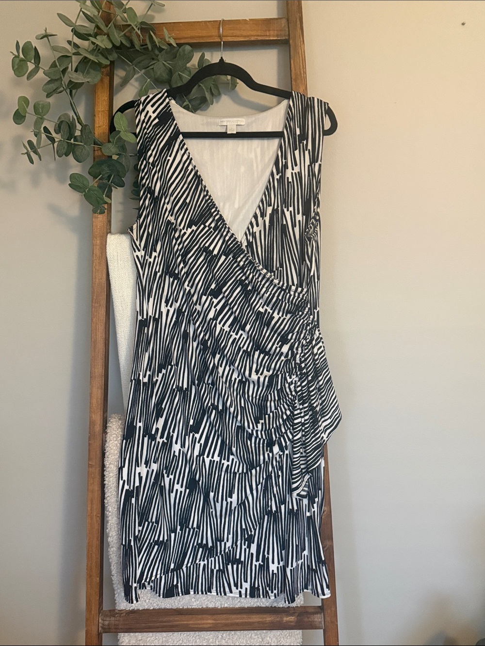New York & Company Black & White Ruched V-Neck Dress